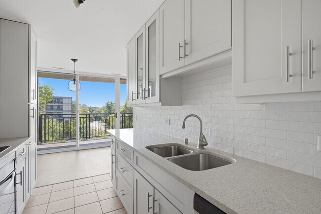 Building Photo - 5950 Oakwood Dr