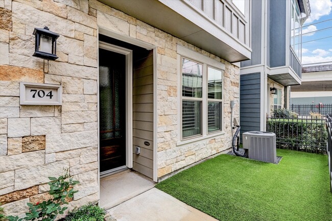 Building Photo - 704 N Shepherd Dr