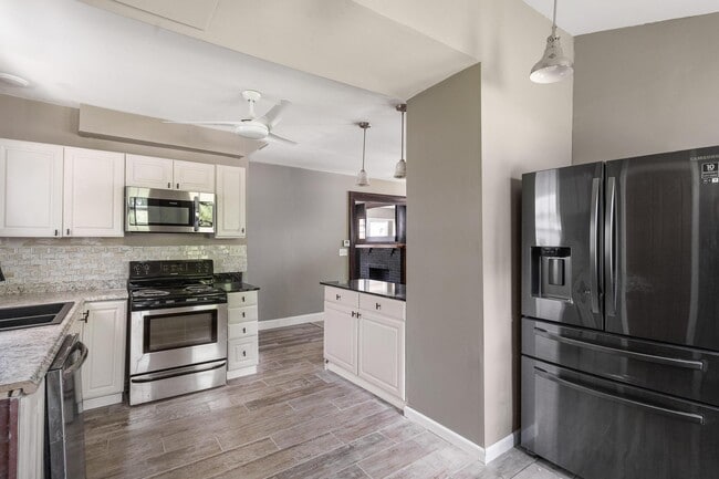 Building Photo - 135 W Hudson Ave