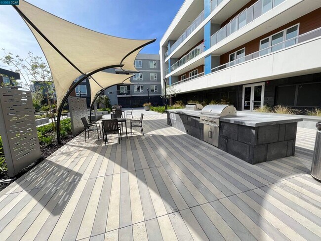Building Photo - Fully Furnished Resort-Style Condo