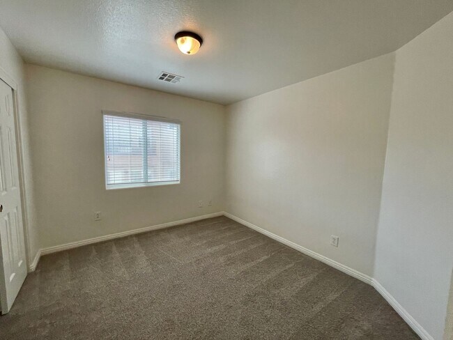 Building Photo - Great Spacious 3 bedroom Townhome Availabl...