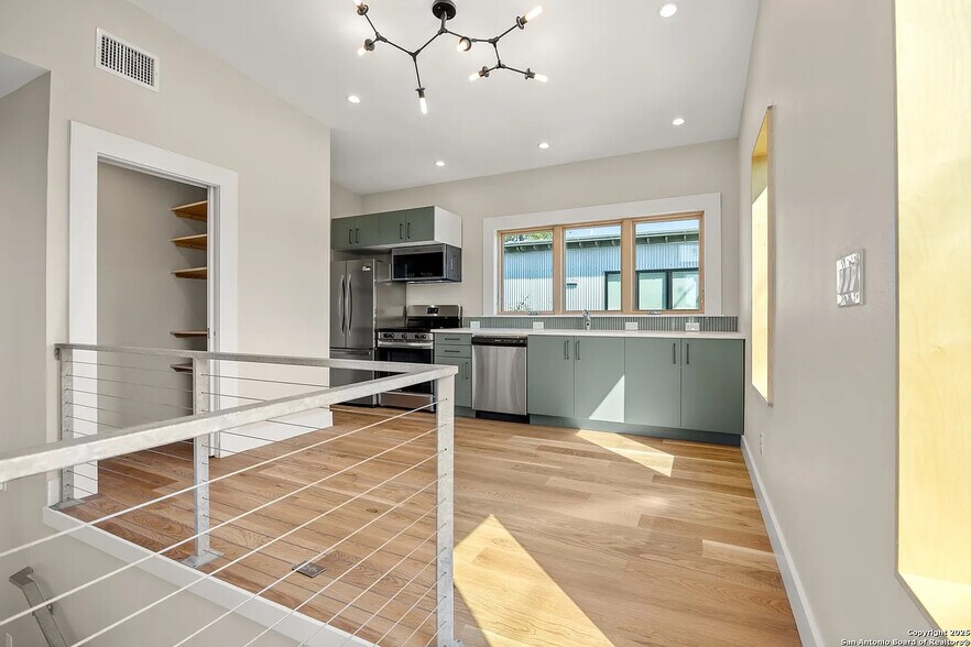 Building Photo - Room in Townhome on S Cherry St