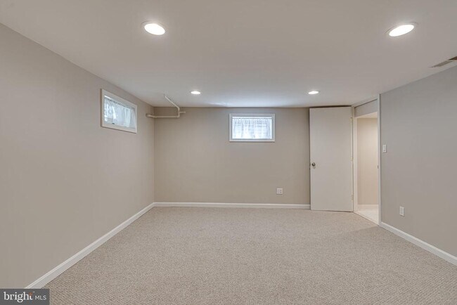 Building Photo - 425 E Luray Ave