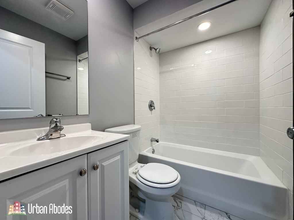 Building Photo - 6967 N Sheridan Rd