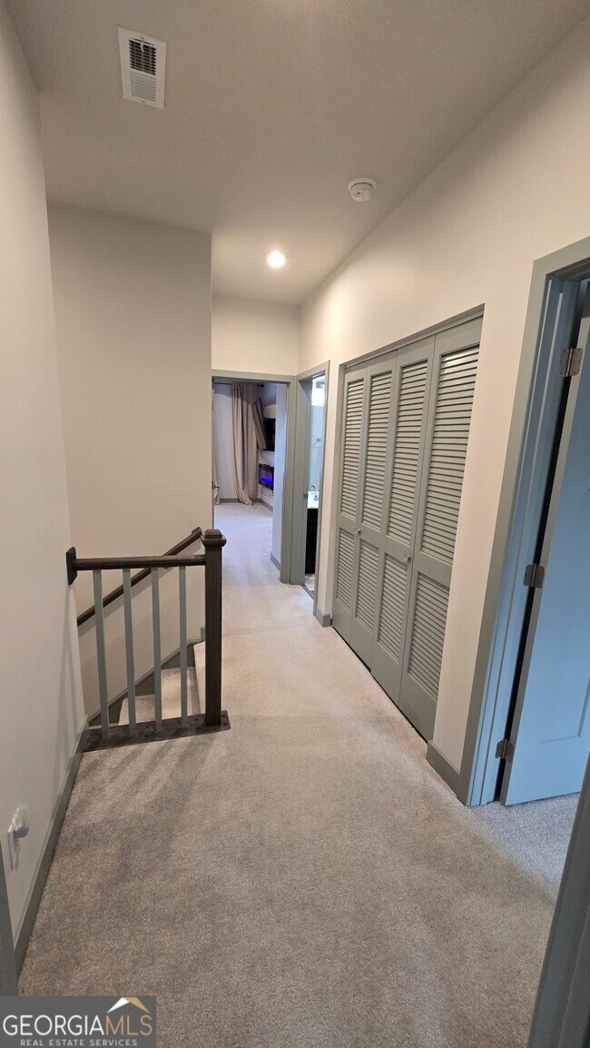 Building Photo - 115 Climbing Ivy Cir