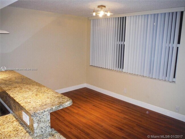 Building Photo - 2 bedroom in Davie FL 33324