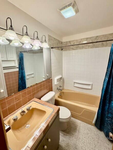 Building Photo - 728 Saint Charles St