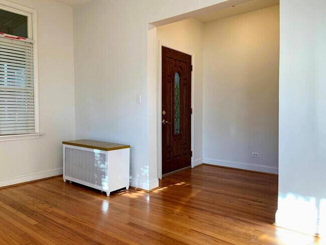 Building Photo - 5825 N Rogers Ave