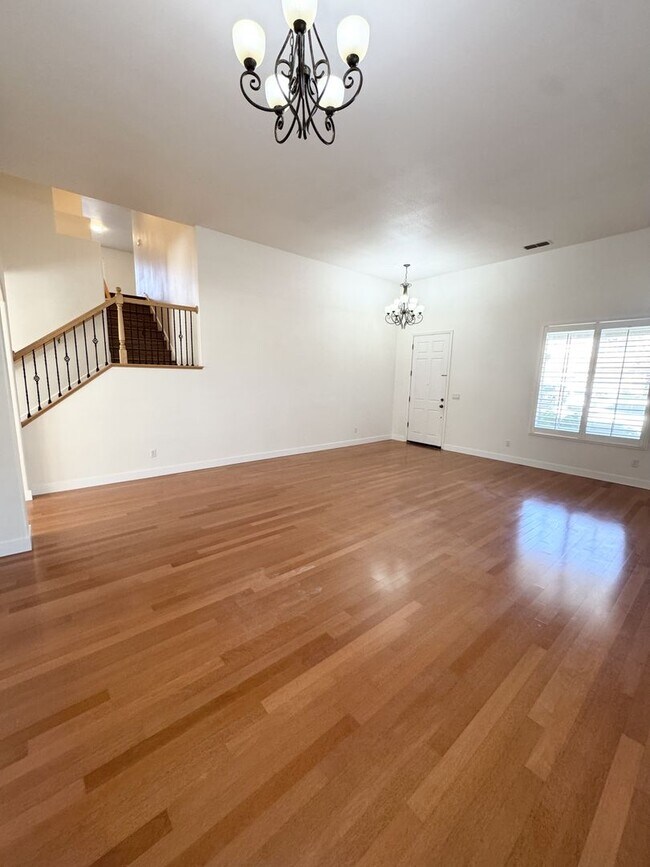 Building Photo - 4 Bedroom / 3 Bathroom Home in Elk Grove – Bedroom & Full Bath Downstairs SEE VIDEO