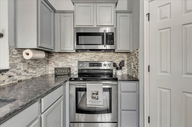 Building Photo - Lawn Care Included! 3 bed, 2 bath, 2 car