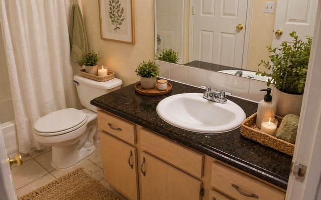 Building Photo - Gorgeous 2/2 Wood Floors Condo For Rent @ The Crest close to UCF and Valencia.