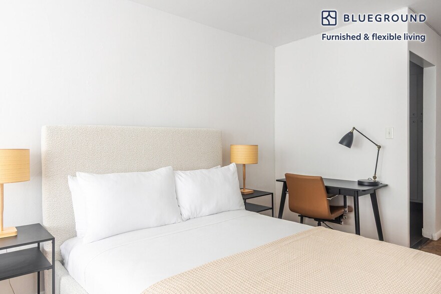 Building Photo - 330 E 46th St