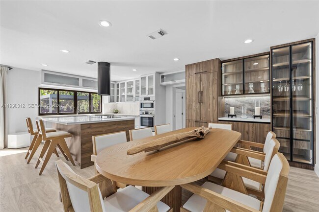 Building Photo - 116 W 1st Ct