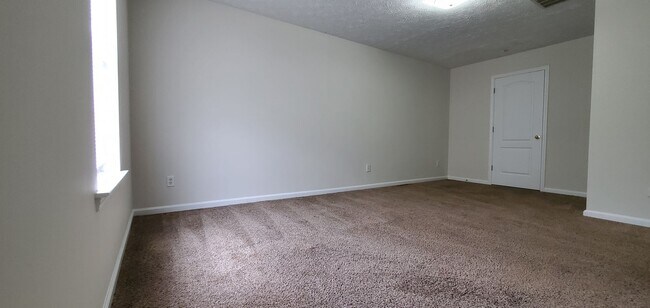 Building Photo - 10600 Redbud Ln