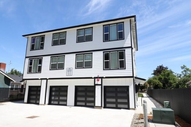 Building Photo - 465 16th St SE