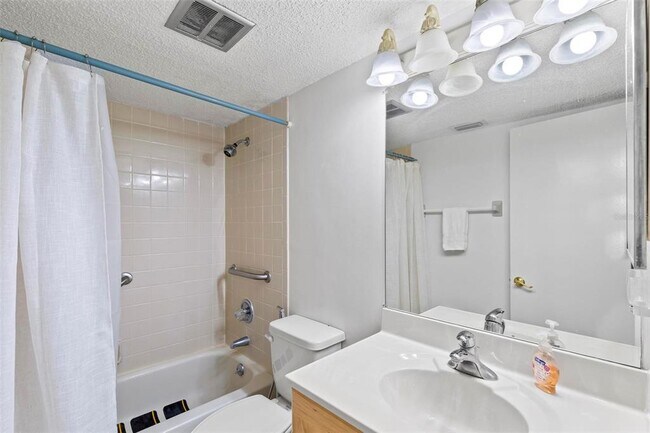 Building Photo - 41 Hembury Ln