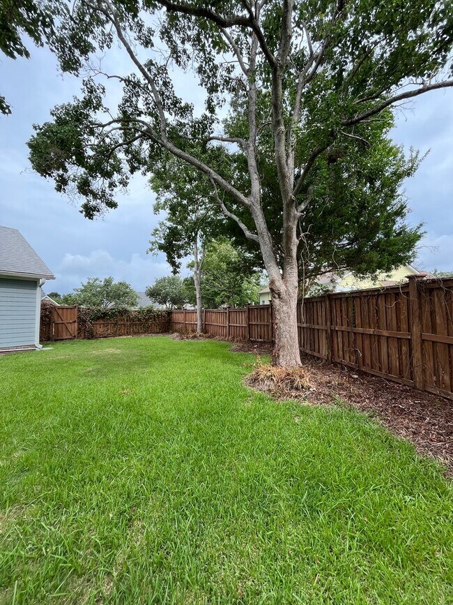 Building Photo - Discover this well-maintained 3-bedroom, 2-bath home in Carriage Hills