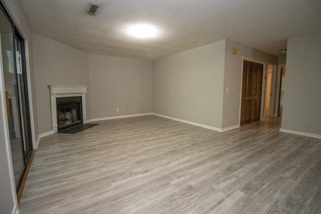 Building Photo - Spacious 2BR 2BA townhome in Village Creek!