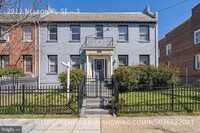 Building Photo - Spacious Apartment with Balcony off of bed...