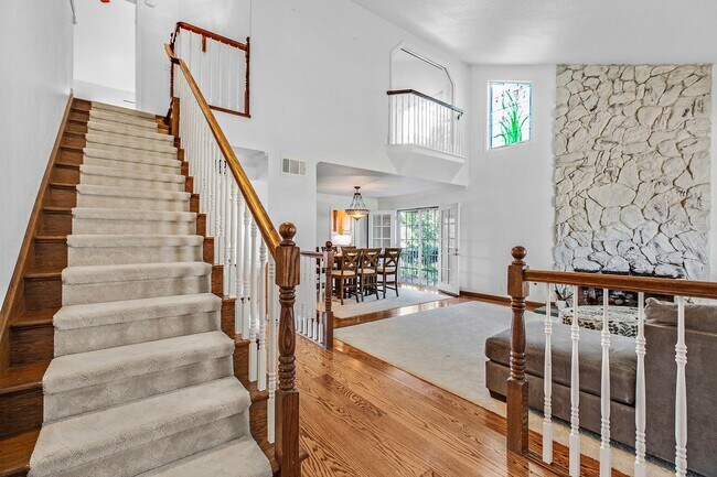 Building Photo - *COMING SOON!* 4 bed/3 bath lake house wit...
