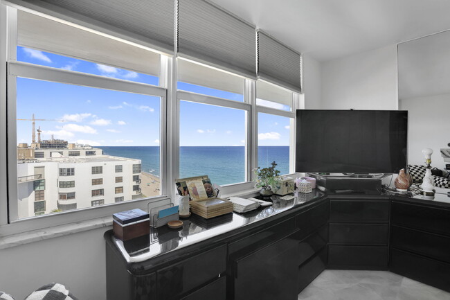 Building Photo - 1149 Hillsboro Mile