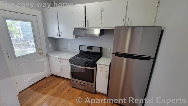 Building Photo - 564 Putnam Ave