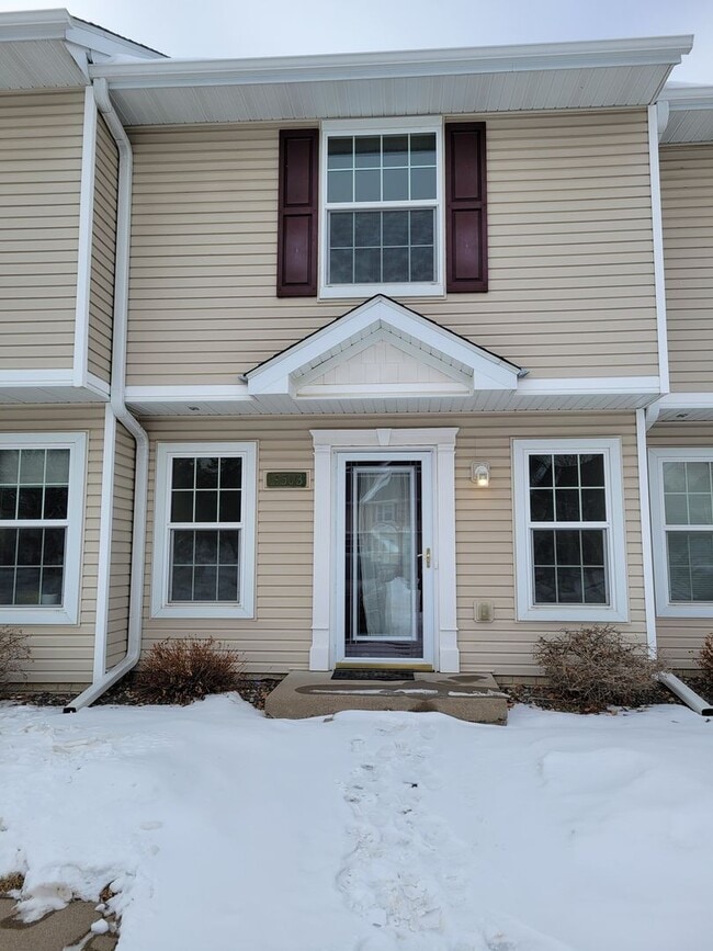 Building Photo - 2 Level Townhouse