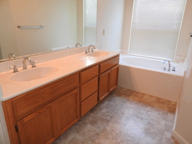 Building Photo - 154 Elkins Cir