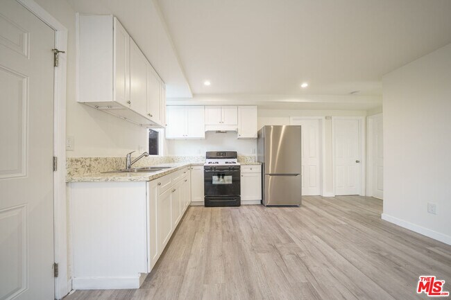 Building Photo - 231 E 85th St