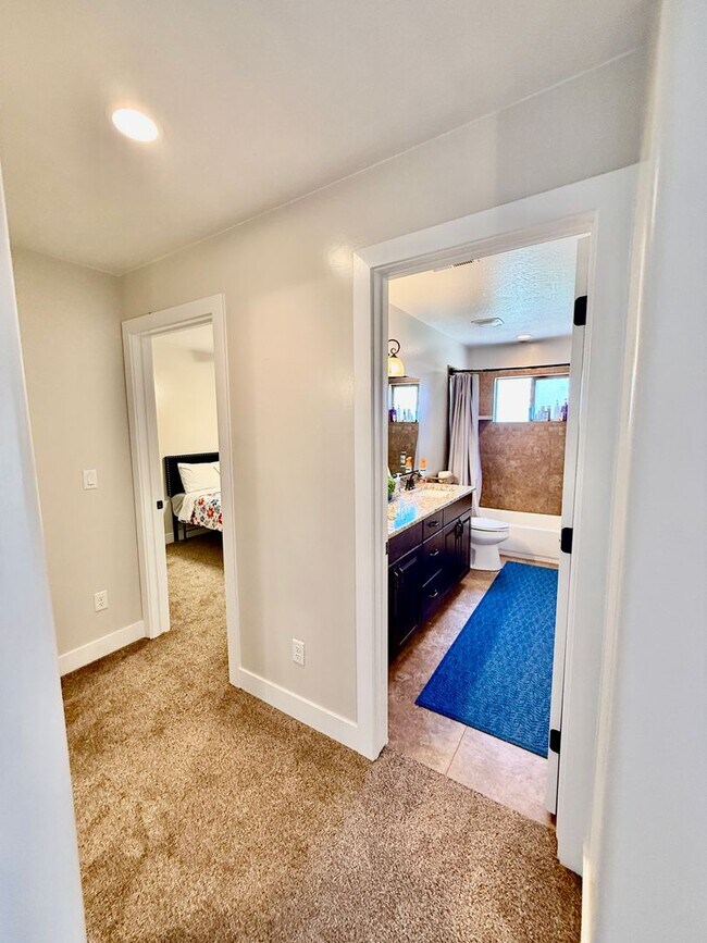 Building Photo - 521 N Creek Ridge Dr