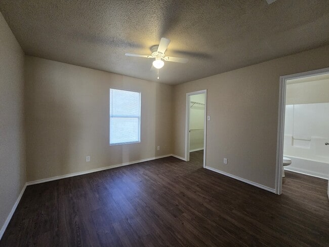 Building Photo - 10226 Country Hills Blvd