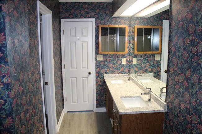 Building Photo - 5053 Gardenia Cir