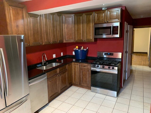 Kitchen 1 - 2044 W Birchwood Ave