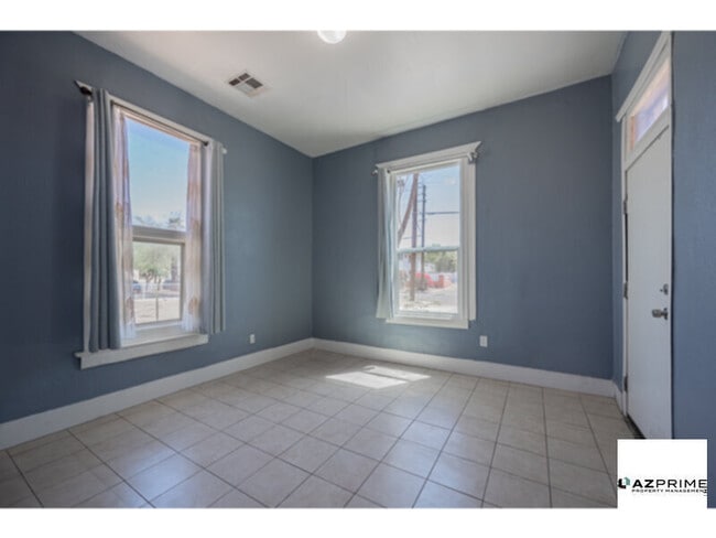 Building Photo - $500 OFF FIRST MONTH'S RENT MOVE IN SPECIA...