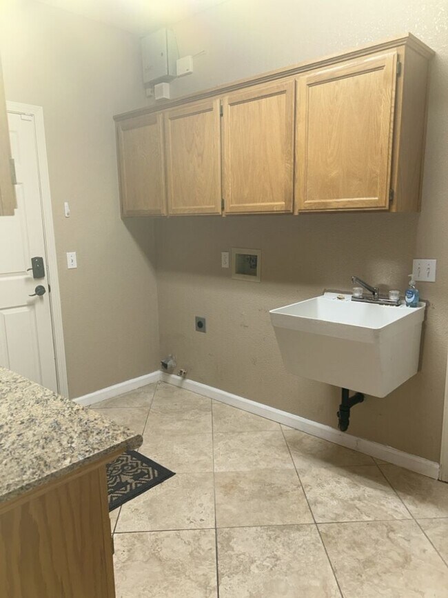 Building Photo - Gorgeous Home in Gated Community