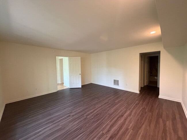 Building Photo - 1250 Clifden Green