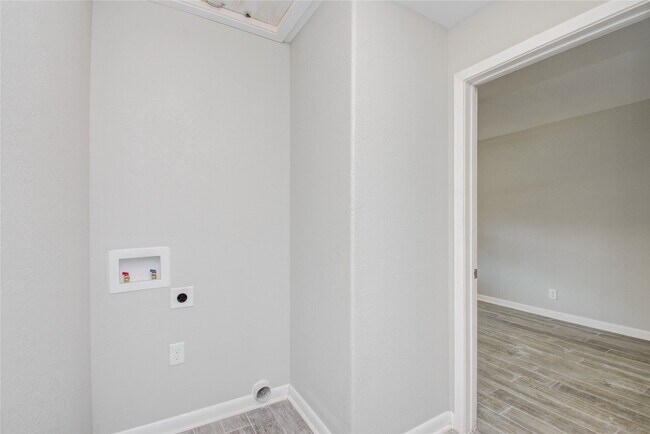 Building Photo - 10226 Envoy St