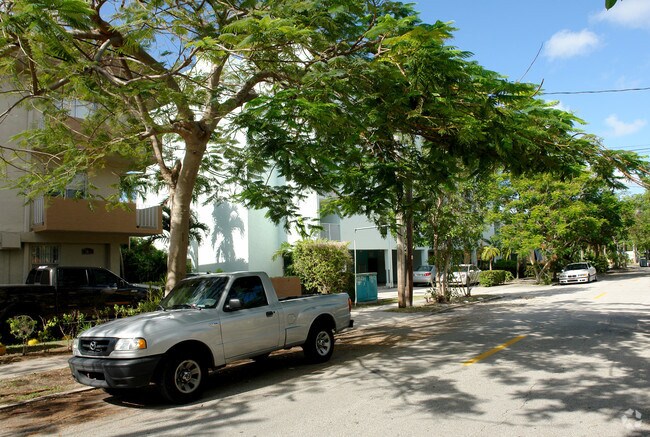 Primary Photo - Vizcaya Grove Apartments
