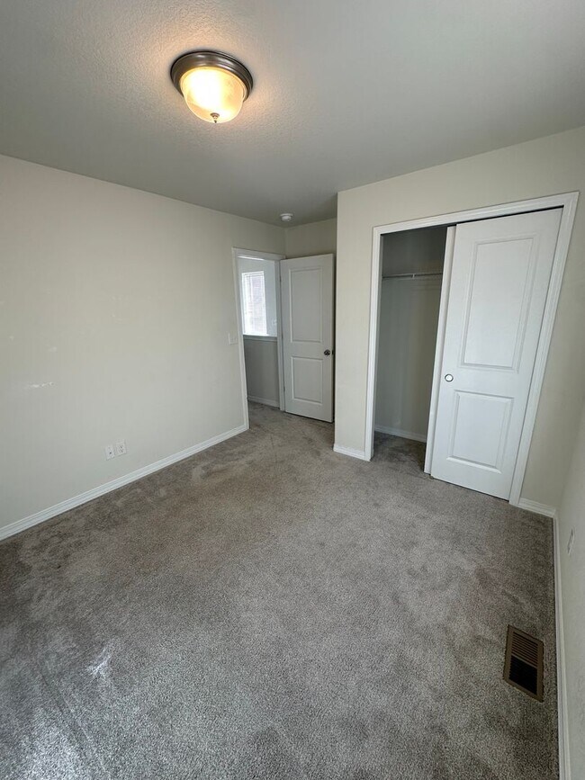 Building Photo - 5253 Painted Sky View