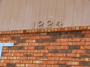 Building Photo - Spacious 2 Bedroom 1 bath with washer & dryer.