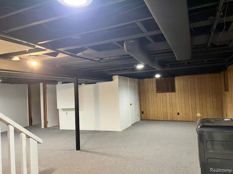 Building Photo - 8651 Hazelton St