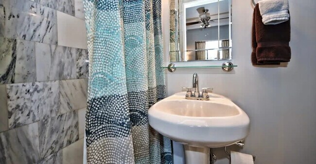 Building Photo - 600 Hermitage Ct