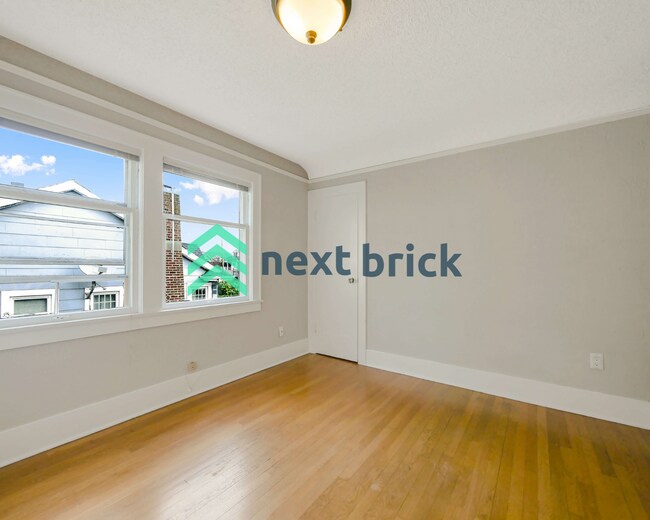 Building Photo - 4 Bed and 3 Bath Queen Anne Craftsman Hous...