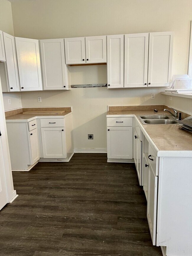 Building Photo - 2400 Mazant St