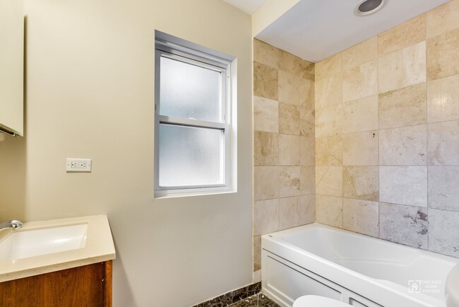 2B - Bathroom - Brummel 623-631 Evanston