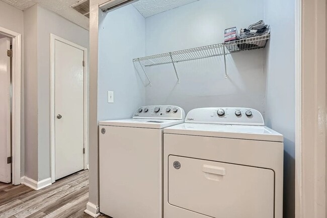 Building Photo - Modern 2 BD 2 BA Home in a Desirable South Atlanta Community