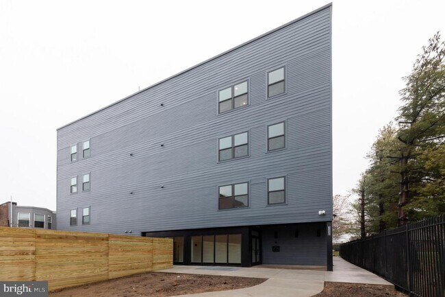 Building Photo - 1330 S Patton St