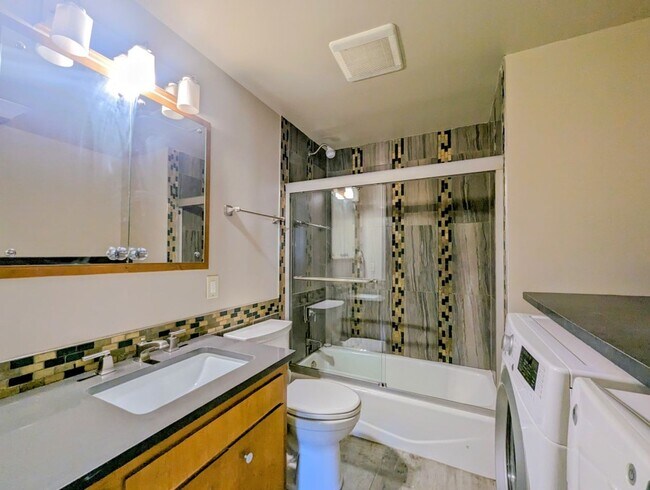 Building Photo - 3Bd/1.5Ba Kenmore House