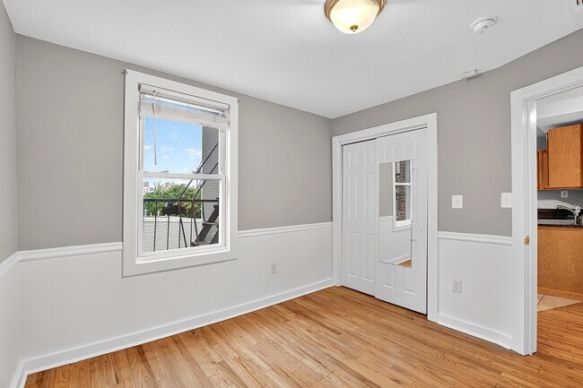 Building Photo - 413 Monmouth St