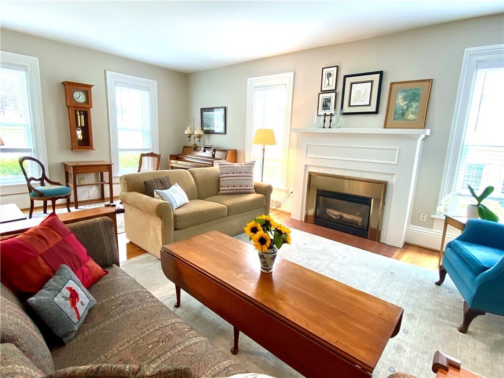 Living room - 164 S Main St